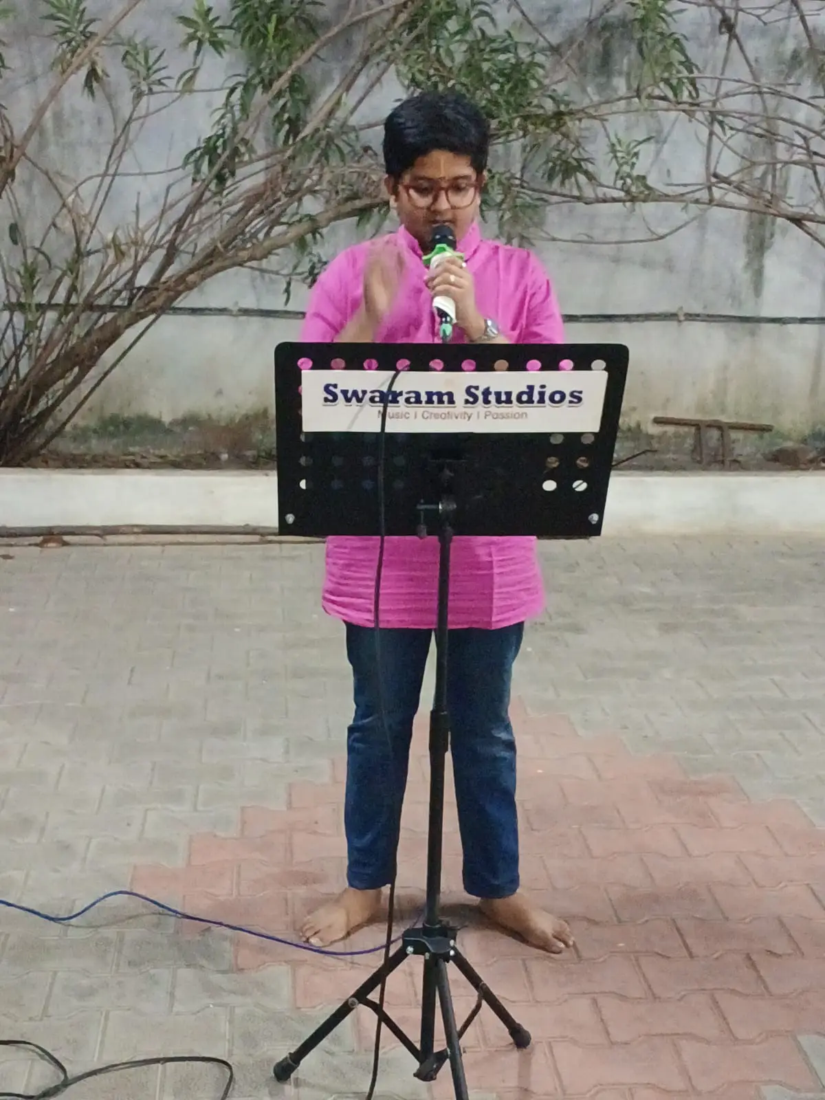 child-solo-singing-at-stage-chennai-image-swaram-studio