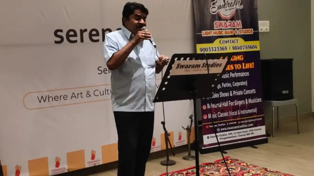 man-solo-sing-at-stage-image-swaram-studio